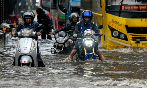 India&rsquo;s monsoon lashes Mumbai as rains arrive early