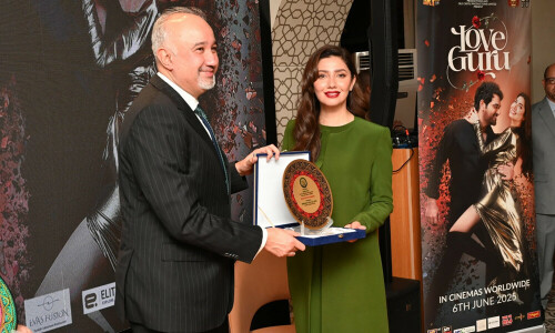 Ambassador Tirmizi honors Mahira Khan, Humayun Saeed in Dubai