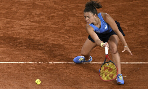 Paolini through as Swiatek, Alcaraz eye French Open third round
