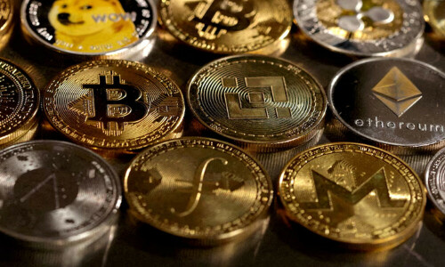 US banks tiptoe toward crypto, awaiting more green lights from regulators