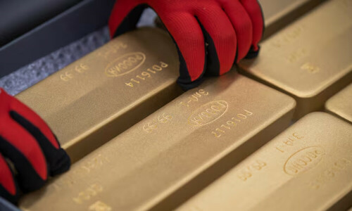 Gold falls as dollar strengthens ahead of key US inflation data