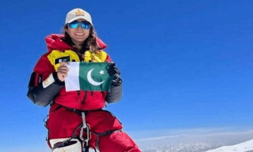 Naila Kiani summits Kanchenjunga