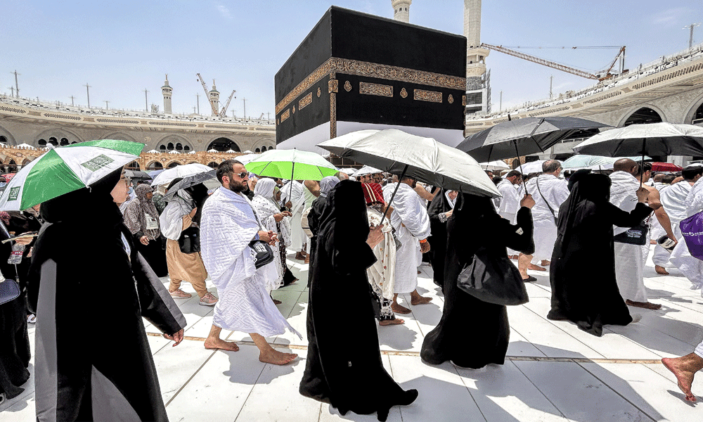Pilgrims come together in Makkah under scorching desert heat