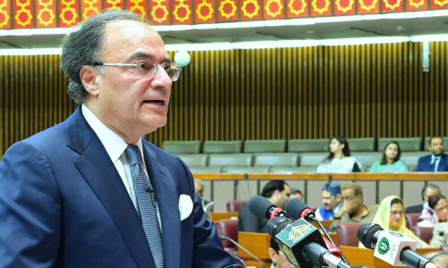 بجٹ 26-2025: تنخواہ دار طبقے کیلئے ریلیف، ترقی کا ہدف 4.2 فیصد مقرر، وزیر خزانہ نے بجٹ پیش کردیا
