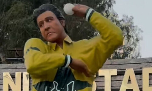 Pakistan&rsquo;s Wasim Akram praises his statue amid social media flak