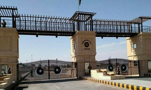 Pakistan shuts border with Iran as Tehran trades strikes with Israel