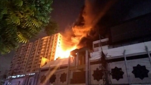کراچی کے ملینیم مال میں خوفناک آتشزدگی، 250 سے زائد دکانوں کو نقصان