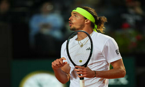 Zverev eases into Halle second round after coming to aid of injured spectator