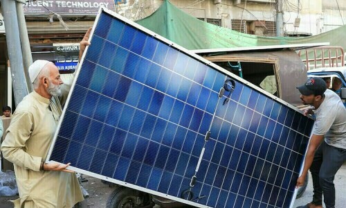درآمدی سولر پینلز پر ٹیکس میں کمی، قیمتوں میں صرف 4.6 فیصد اضافہ ہو گا، وزیر خزانہ