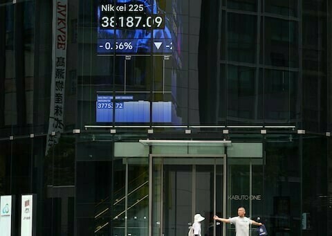 Asian stocks hesitant, dollar slides on Trump&rsquo;s attack on Powell