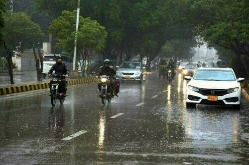 کراچی میں مون سون کی پہلی بارش نے نظام زندگی مفلوج کر دیا