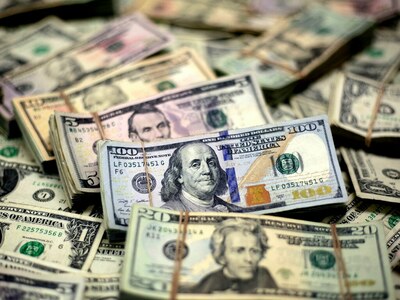 Kerb buying and selling rate of US dollar