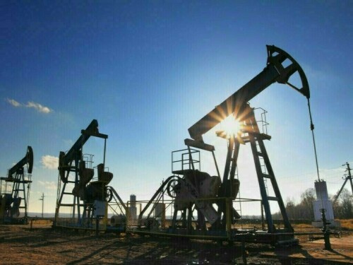 سپلائی میں اضافے اور ٹیرف خدشات کے باعث عالمی مارکیٹ میں تیل کی قیمتوں میں کمی