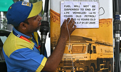 Indian capital bans fuel for old cars in anti-pollution bid