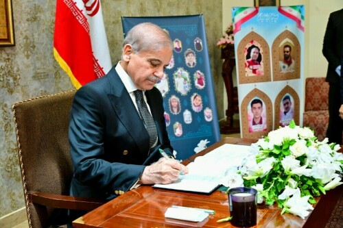 وزیرِاعظم کا ایرانی سفارتخانے کا دورہ، اسرائیلی جارحیت میں جانی نقصان پر تعزیت