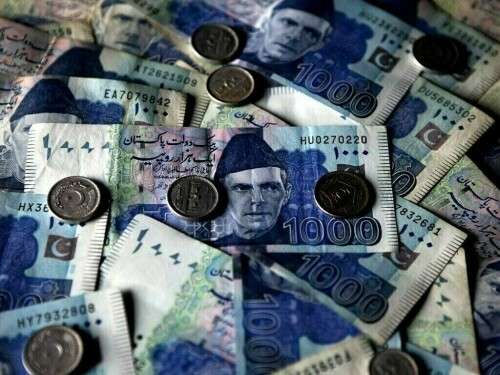 ڈالر کے مقابلے روپے کی قدر میں معمولی کمی