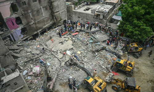 Karachi building collapse: death toll reaches 22