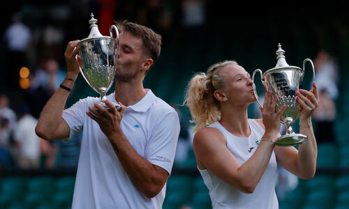 Verbeek and Siniakova win Wimbledon mixed doubles title