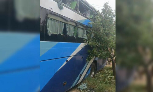 بلوچستان: ضلع قلات میں مسافر بس پر فائرنگ، 3 افراد جاں بحق، 7 زخمی