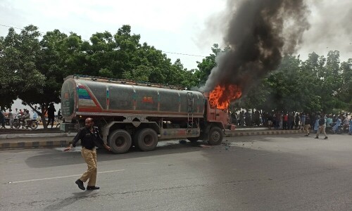 Eight Karachiites, including two young brothers, killed in road mishaps