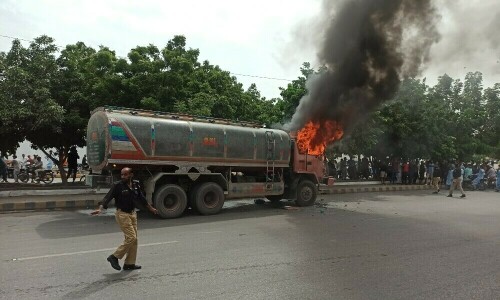 کراچی میں ٹریفک حادثات، 8 افراد جاں بحق، دو کمسن بھائی شامل