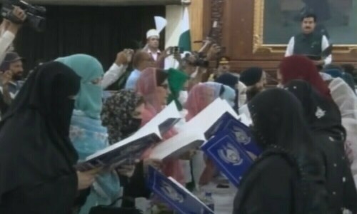 ہائی کورٹ کی مداخلت کے بعد خیبر پختونخوا گورنر ہاؤس میں مخصوص نشستوں پر منتخب 25 ایم پی ایز نے حلف اٹھالیا