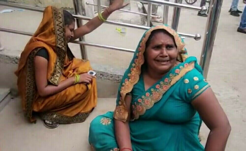 اتر پردیش میں مندر میں بھگدڑ سے 2 افراد ہلاک، 19 زخمی ہوگئے