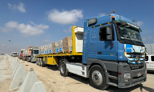 Food arrives in Gaza after Israel pauses some fighting