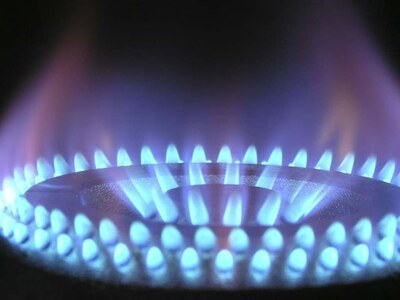 US natgas prices climb on rising flows to LNG export plants