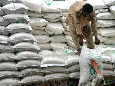 Sugar imports, exports: &lsquo;Govt&rsquo;s handling inflicts billions of rupees in losses&rsquo;