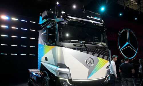 Daimler Truck shares fall after company cuts FY outlook