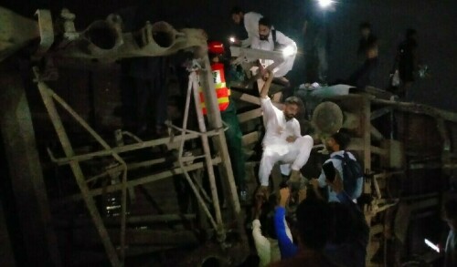 لاہور کے قریب مسافر ٹرین پٹری سے اتر گئی، درجنوں زخمی