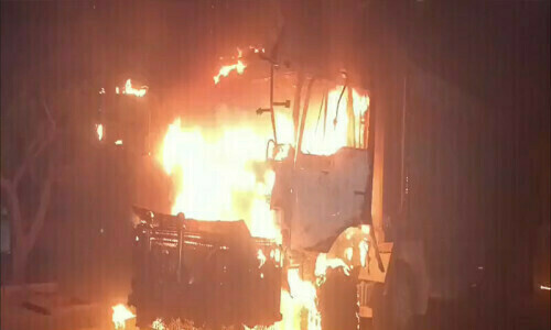 7 dumpers set on fire after siblings crushed to death in Karachi