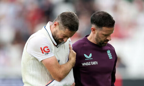 Woakes may opt for rehab over surgery in race to be fit for Ashes
