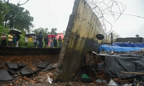 شدید بارش کے بعد بھارتی دارالحکومت میں دیوار گرنے سے 7 افراد ہلاک