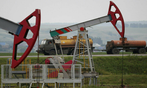 Oil climbs on supply risks; weak fundamentals weigh