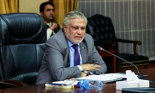 اسحاق ڈار برطانیہ پہنچ گئے، مصنوعی ذہانت اور ڈیجیٹل ٹیکنالوجی کے تعاون پر بات چیت متوقع