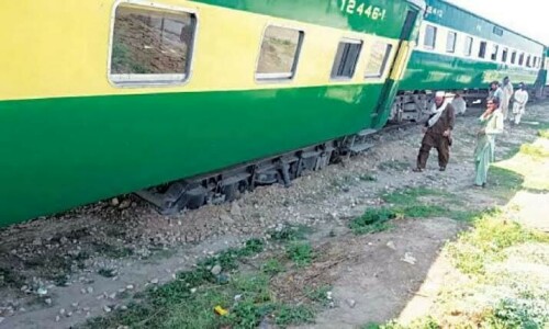 Passenger killed, 21 injured as Awam Express derails near Lodhran