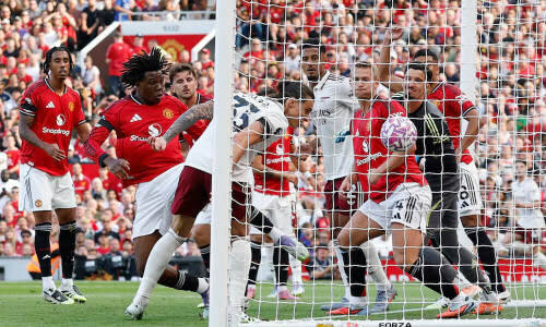 Arsenal capitalise on keeper error to secure 1-0 win at Man United