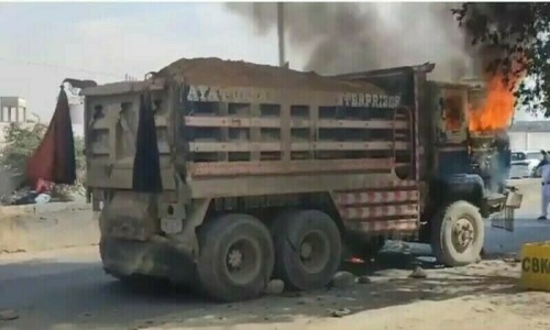 کراچی کے خطرناک ڈمپرز بمقابلہ اجرک نمبر پلیٹس، سیف سٹی پلان میں تضادات