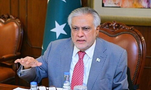 نائب وزیراعظم اسحاق ڈار سہ فریقی وزرائے خارجہ مذاکرات میں شرکت کیلئے کابل پہنچ گئے
