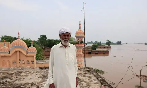 پنجاب میں سیلاب سے 30 افراد جاں بحق؛ بڑھتے ہوئے ریلوں کا رخ موڑنے کے لیے بند توڑ دیئے گئے
