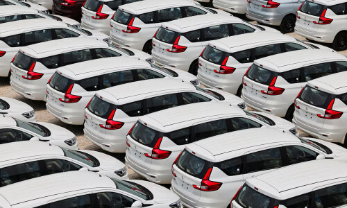 Indian automakers say ethanol fuel hurts mileage but is safe, as motorists complain