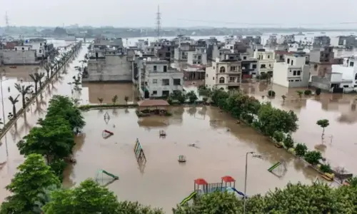 سندھ میں ممکنہ سپر فلڈ کے پیش نظر حفاظتی اقدامات تیز، پنجاب میں شدید سیلاب سے 46 افراد جاں بحق