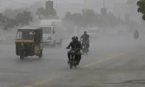 کراچی، لاہور اور ملک کے دیگر حصوں میں رواں اختتام ہفتہ سے موسلا دھار بارشوں کا امکان