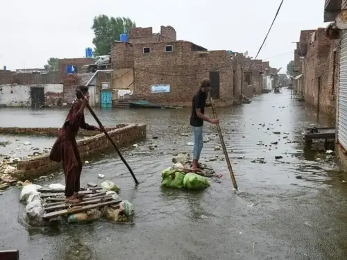 ٌپاکستان اور بھارت میں شدید بارشوں اور دریاؤں کی طغیانی سے سیلابی صورتحال سنگین