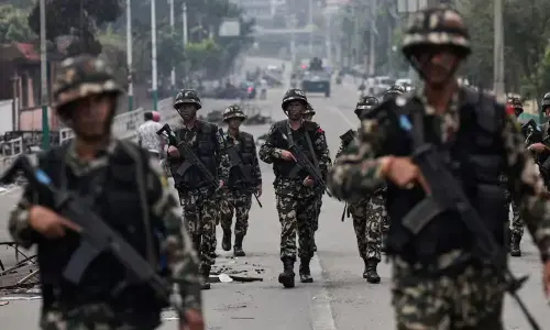 خونریز مظاہروں کے بعد نیپالی پارلیمنٹ کے باہر فوج تعینات خونریز مظاہروں کے بعد نیپالی پارلیمنٹ کے باہر فوج تعینات