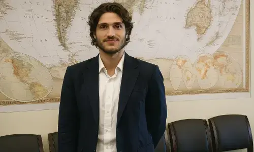 پاکستان کی جمہوریت شدید خطرے میں، قاسم خان کی پی ٹی آئی کی حمایت کی اپیل