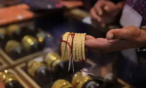 سونے کی فی تولہ قیمت میں 2400 روپے کی کمی ریکارڈ