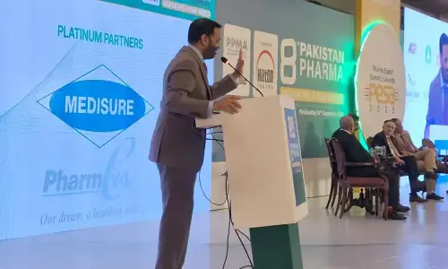 حکومت نے فارما صنعت کیلئے 30 ارب ڈالر کا برآمدی ہدف مقرر کردیا، ویکسین کی مقامی تیاری پر زور